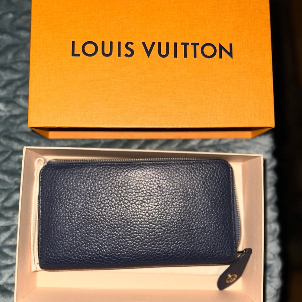 Louis Vuitton  Comet Navy Blue Marine Taurillon Leather Wallet authentic